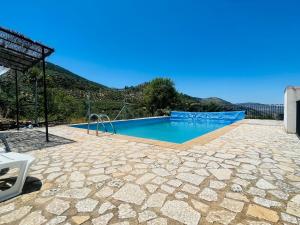 a swimming pool with a view of a mountain at Maison écologique avec piscine in La Puerta de Segura