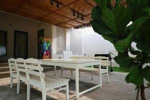 a white table and white chairs in a room at Art Hill Villas in Kao Kuil