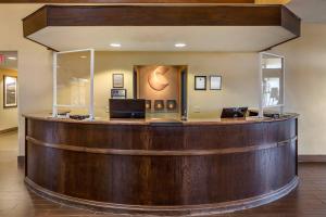 a bar in a hotel lobby with a reception desk at Comfort Suites Jonesboro University Area in Jonesboro +20 photos