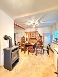 a kitchen with a stove and a table and chairs at Privates Ferienhaus mit großem Garten in Rauen
