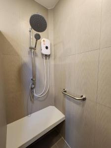 a bathroom with a shower with a shower head at Phusira ภูศิรา กาญจนบุรี in Ban Tha Kilen (1)