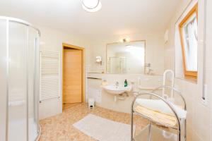 Koupelna v ubytování Residence Weisskugel Langtaufers Südtirol + 37 fotografií