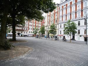 an empty street in a city with tall buildings at Gästezimmer am Hansaplatz in Hamburg