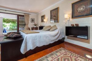 Μια τηλεόραση ή/και κέντρο ψυχαγωγίας στο The Garden View Suite