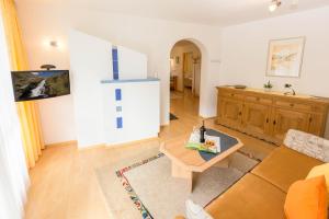 TV a/nebo společenská místnost v ubytování Residence Weisskugel Langtaufers Südtirol