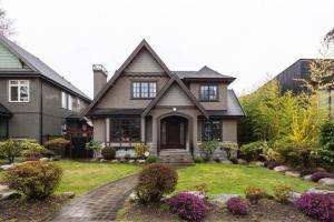 a large house with a yard with a house at Vancouver lovely home in Vancouver