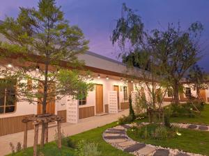 a house with a garden in front of it at Phusira ภูศิรา กาญจนบุรี in Ban Tha Kilen (1)