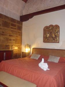 Un dormitorio con una cama roja con un animal blanco. en Flying Dog Hostel Arequipa en Arequipa