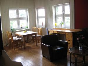 a kitchen and dining room with a table and chairs at Ferienwohnung Gutzeit in Flensburg