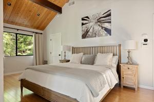a bedroom with a large bed and a window at The Arrowhead Pearl in Lake Arrowhead