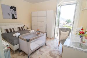 a bedroom with a bed and a desk in a room at Elizabeth House in Como