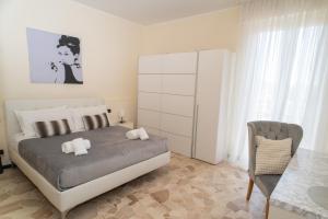 a bedroom with a bed and a table and a chair at Elizabeth House in Como +62 photos