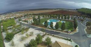Bazén v ubytování Camping la Sierrecilla nebo v jeho okolí
