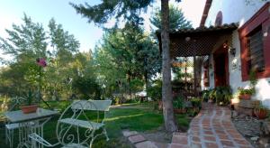 普拉森西亞的住宿－Casa Rural Finca Umbría，庭院里配有桌子和椅子