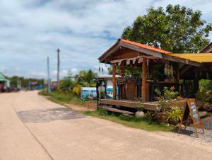 a small building on the side of a road at Koh jum Mutu Home Stay in Ban Ko Phrao