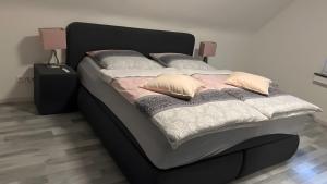 a bed with two pillows on top of it at Ferienwohnung auf dem Traumpfad in Ettringen
