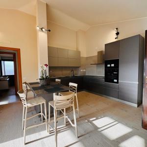 a kitchen with a table and chairs in a room at Aura Apartment in Senorbì