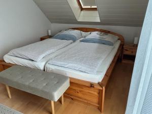 two twin beds in a small room with a bench at Große Auszeit in Gammendorf