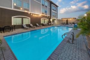 a large swimming pool in front of a building at La Quinta by Wyndham Laredo Airport in Laredo