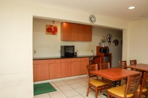 a kitchen and dining room with a table and a microwave at Townhouse Super Gallup - I-40 in Gallup