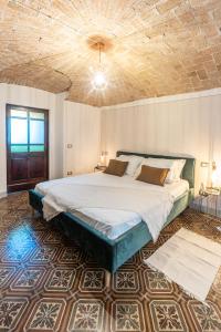 a bedroom with a large bed with a stone ceiling at B&B Il Podestà in Garbagna