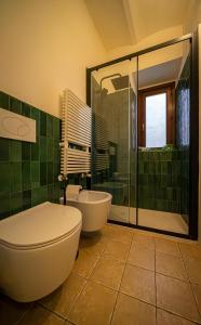 a bathroom with a toilet and a tub and a shower at Affittacamere Casa Matilde in Gualdo Tadino +25 photos