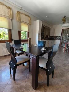a dining room table and chairs in a kitchen at Palio Dream House in Paleo Tsifliki