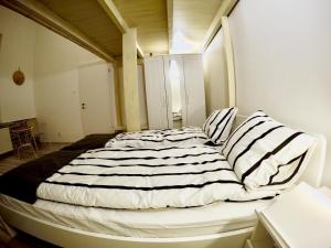 um quarto com uma cama grande e almofadas listradas em Homelike luxury flat on Gyulai Pál em Budapeste