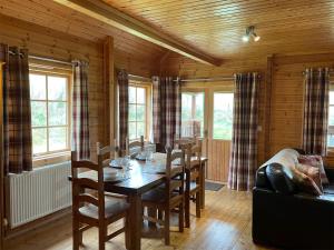 a dining room with a table and chairs at Sun Rise Lodge No 10 - Hw7655 in Llanbedr