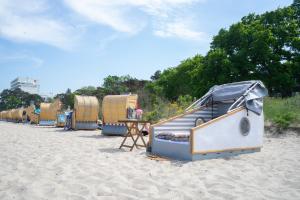 a row of camping tents on the beach at Schlafstrandkorb Nr 8 in Timmendorfer Strand