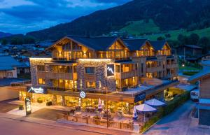 Luftaufnahme eines großen Gebäudes mit Lichtern in der Unterkunft MOUNTAIN HOTEL LUIS inkl Zell am See-Kaprun Sommerkarte in Kaprun