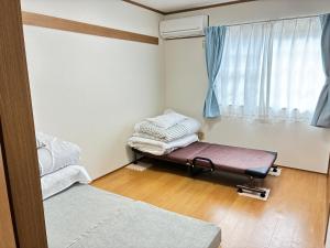 a small room with a bed and a window at メゾンドyy寺田 アパート1室貸切 素泊まり最大6人宿泊可能 4名様まで同一料金 in Yamaguchi