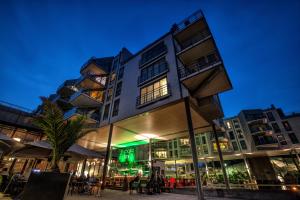 斯特伦斯塔德Strömstad Spa & Resort的一座前面有棕榈树的建筑