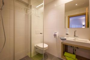 A bathroom at Aparthotel AlpTirol