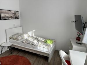 a white bedroom with a bed with a red rug at Modernes 3-Zimmer Appartement in Wels
