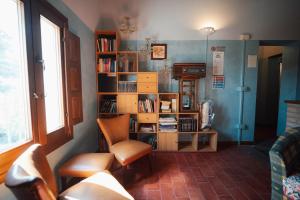 a room with a book shelf filled with books at Agriturismo La Marletta in Imola