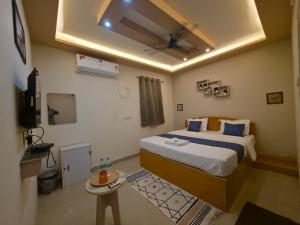 a bedroom with a bed and a tv in it at Vijaya Lodge in Vadalūr