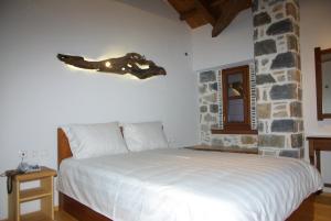 ヴィジツァにあるSabouko Guest Houseのベッドルーム1室(壁に頭蓋骨付きのベッド1台付)