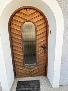 a wooden door with a mirror on it at Stadthaus mit traditionellem Flair in Wels