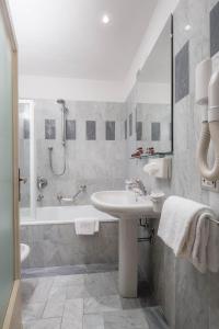 Kylpyhuone majoituspaikassa Hotel Palazzo dal Borgo
