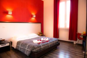 ローマにあるChroma Exy - Chroma Italyの赤い壁のベッドルーム1室