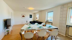 a kitchen and living room with a table and chairs at CBlue "Admiralsloge - Nauticus" in Warnemünde