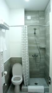 een badkamer met een douche en een toilet. bij Happy Apartment 7 in Tbilisi City