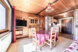 a dining room with a table and chairs at La Pointe des Mattes in La Chapelle-dʼAbondance +13 photos