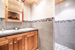 a bathroom with two sinks and a mirror at La Pointe des Mattes in La Chapelle-dʼAbondance