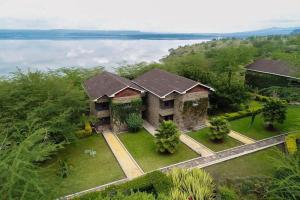 Luftaufnahme eines Hauses auf einem Hügel in der Nähe des Wassers in der Unterkunft Seasons Elementaita Country Lodge in Nakuru