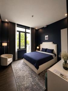 a bedroom with a king sized bed and a window at Hotel Gia Hưng in Bảo Lộc +41 photos