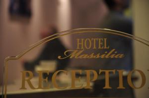 una señal para un hotel en un museo del hotel en Massilia hôtel en Marsella