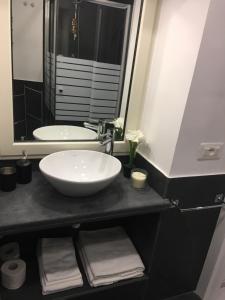 ナポリにあるThe Lux B&B Napoli Mergellinaのバスルーム(白い洗面台、鏡付)