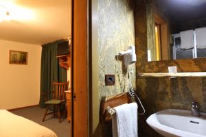 Koupelna v ubytování Albergo Centrale + 37 fotografií
